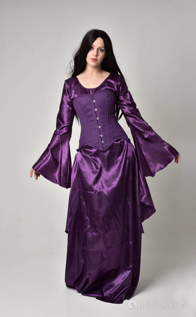 全长肖像美丽的女孩与长发黑色穿紫色幻想中世纪礼服.