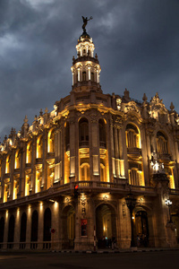 哈瓦那古巴的老茶座晚上。 其设施包括剧院音乐厅会议室录像放映室美术馆和合唱中心