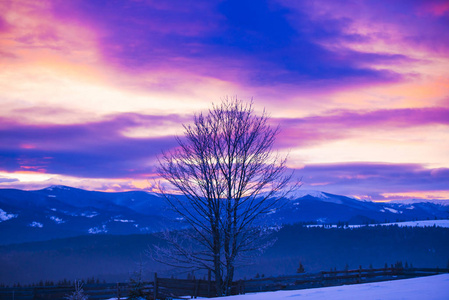 令人惊叹的雪山黄昏冬季景观。