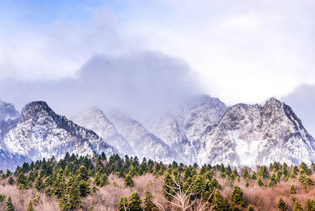 观赏雪山冬季自然景观。