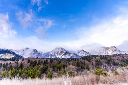 观赏雪山冬季自然景观。