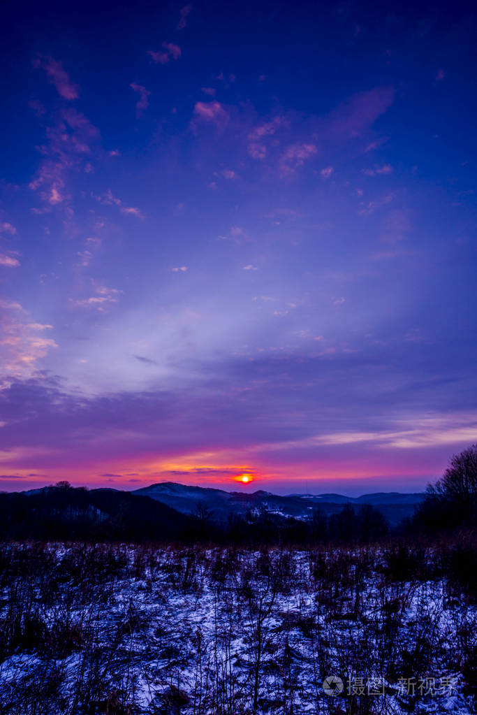 雄伟的紫紫晚霞乡村的天空