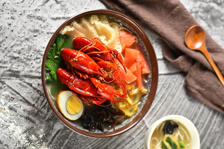 一碗面条一碗带鸡蛋的小龙虾面条照片