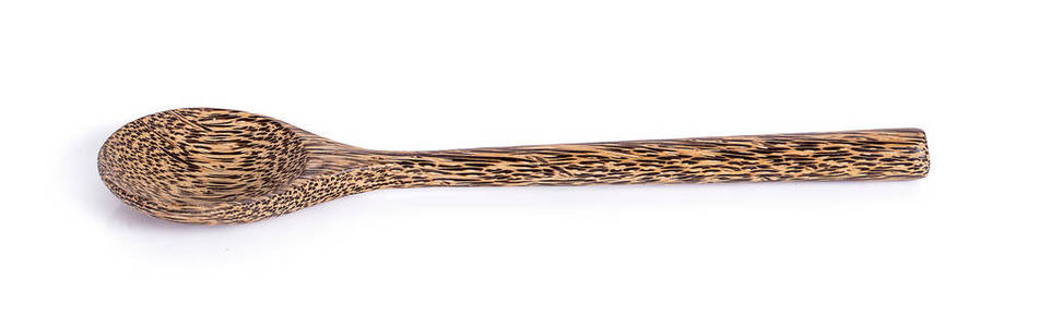 棕色勺子由棕榈木制成，分离在白色背景上。