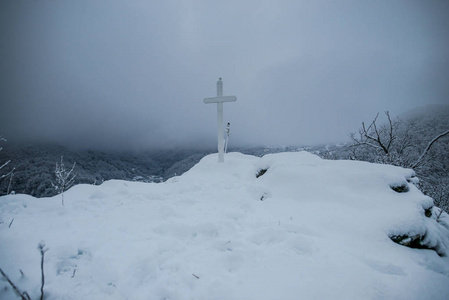 白雪覆盖的风景跨越山顶