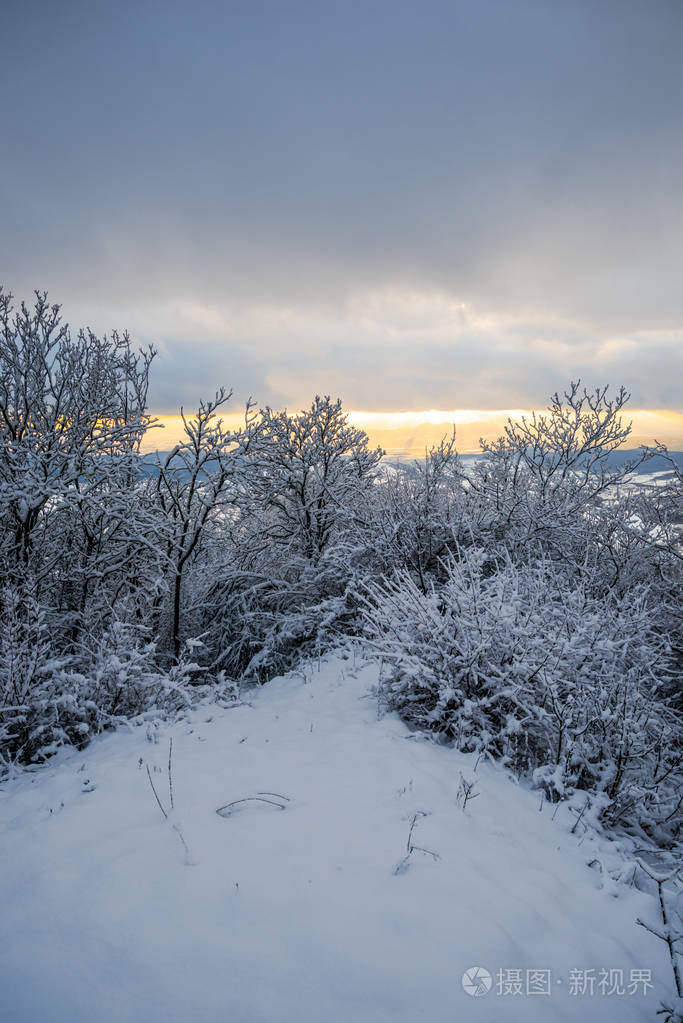 雪山冬季景观。