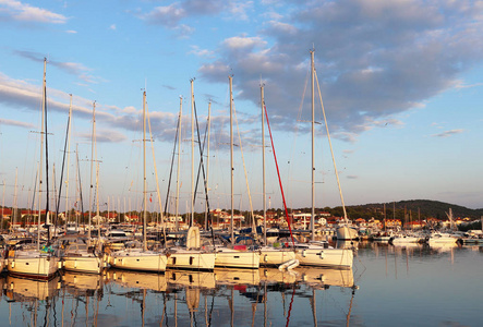 达尔马提亚地区克罗地亚耶泽拉镇游艇码头全景。 在晴朗的天气里，船停泊在一个安静的钓鱼镇的港口。 旅游海运业务。 莫里斯特岛