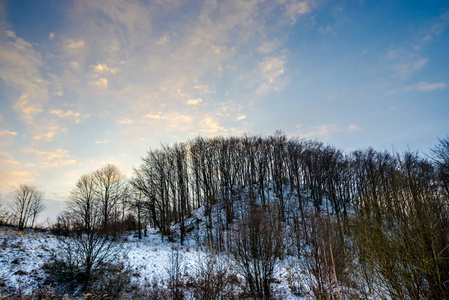 日落前的雪山冬季景观。