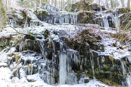 冬季冰冻瀑布和冰柱岩石景观