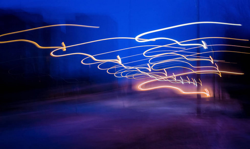 夜间道路模糊背景上带有发光线的抽象背景