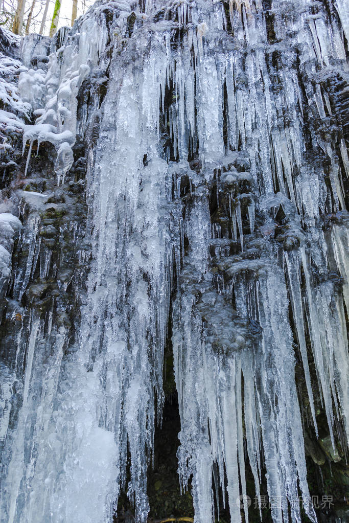 冬季冰冻瀑布和冰柱