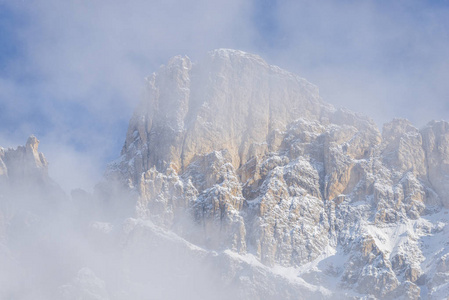 冬天的云和雪的岩石山