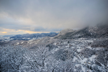 雪山冬季景观。