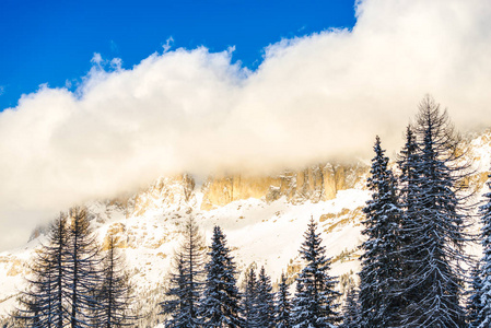 冬季雪山风景如画