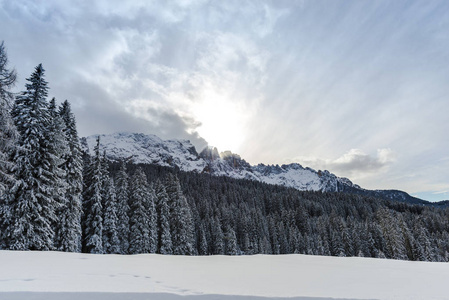 冬季雪山风景如画