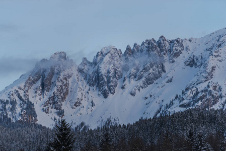 冰雪和云层中的岩石山