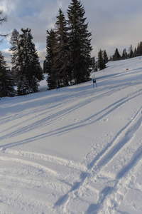 滑雪场冬季山上在滑雪坡上