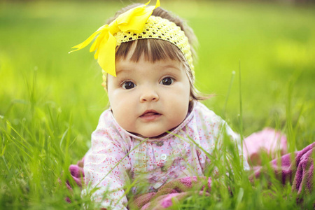 可爱的小宝贝在绿色草地上的女孩