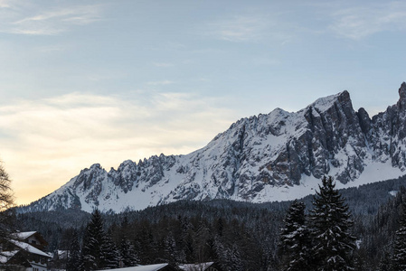 冬季的岩石山，山峰和天空