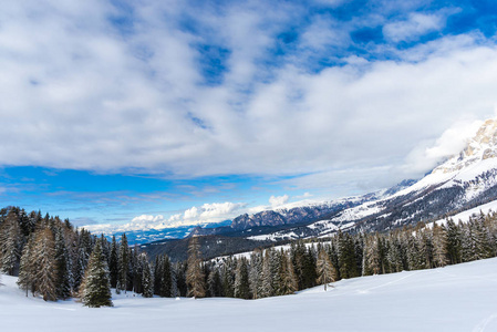 白雪覆盖的冬季山脉滑雪胜地