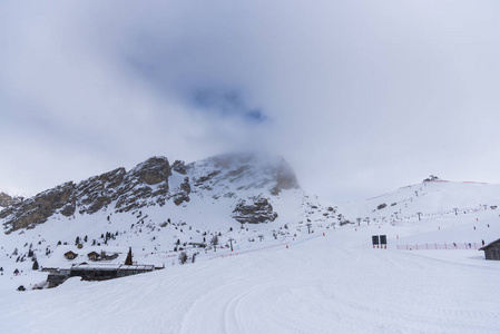 冬季滑雪场的山脉景观