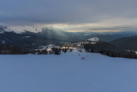 冬季滑雪场高山滑雪坡