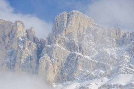 白云石山的冬天，意大利阿尔卑斯山，云中的岩石山
