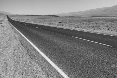 死亡谷路穿过沙漠直到远处的群山