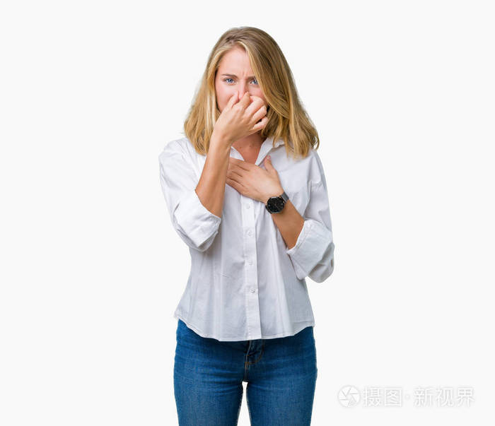 难以忍受的气味,屏住呼吸,手指在鼻子上