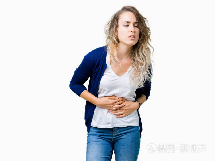 美丽的金发美女由于消化不良疼痛感不适过了孤立的背景手放在肚子上