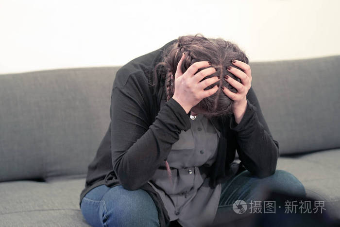 失去亲人家中的悲痛孩子的死亡悲伤的脸沮丧的女人很伤心的女人孤独和