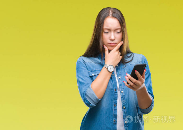 女人用智能手机发短信,在孤立的背景下严肃地面对问题,非常困惑的想法