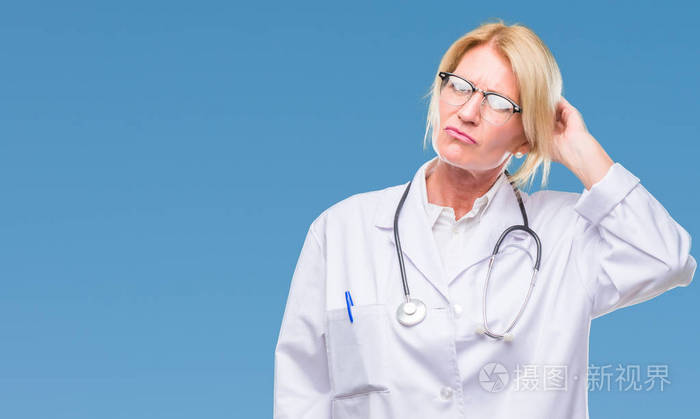 中年金发碧眼的女医生在孤立的背景下困惑和好奇的问题.