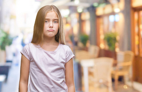 年轻漂亮的女孩在孤立的背景下沮丧和担心痛苦,哭泣,愤怒和害怕.