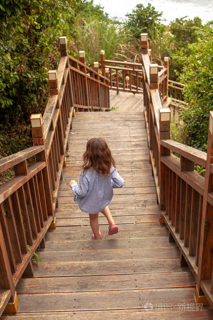 在山上走在木制楼梯上. 背景图像.