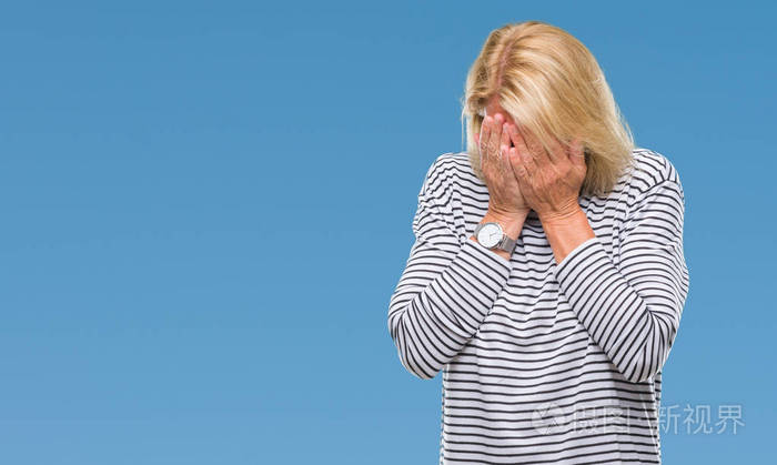 照片 中年金发女人在孤立的背景上,悲伤的表情用手捂住脸,一边哭.