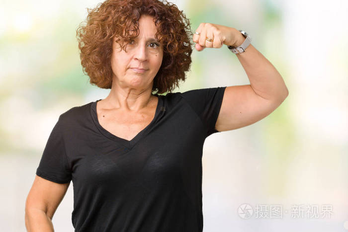 美丽的中老年女性在孤立的背景下强壮的人表现出手臂肌肉自信和自豪的