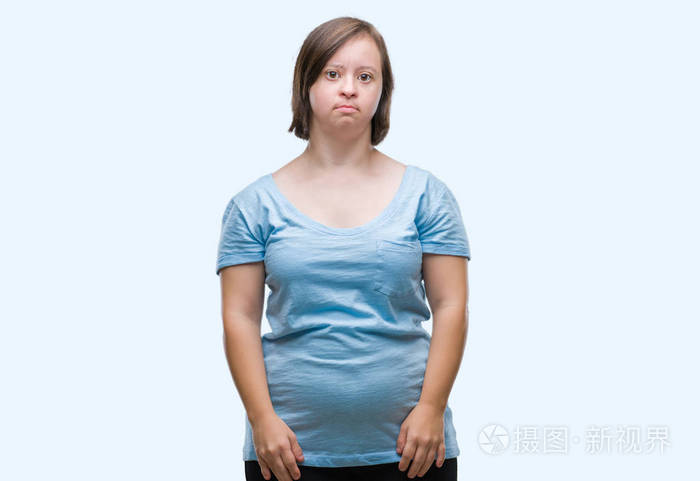 年轻的成年妇女患有唐氏综合症,在孤立的背景下,面部表情严重.