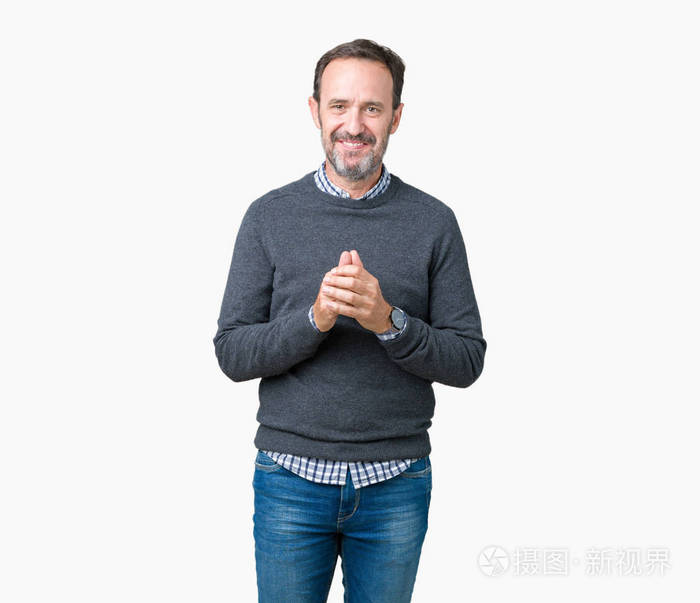 英俊的中年老人穿着一件毛衣双手分开手指交叉着微笑轻松愉快成功和