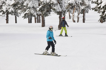 在美丽的雪林景观上滑雪。 冬季运动。 水平水平