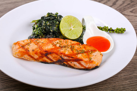 烤三文鱼加柠檬椒和酱汁照片