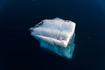 波浪海中的冰山