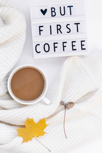创意秋季平面俯视咖啡杯老式灯箱，但咖啡第一文本毛衣白色背景复制最小风格秋季冬季模板女性博客社交网站