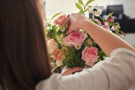 花店的手收集婚礼花束。 上班时花店