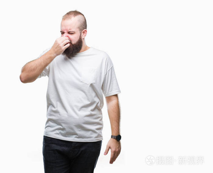 年轻的白种人时髦的男人穿着休闲的t恤,在孤立的背景上闻到一些臭味和