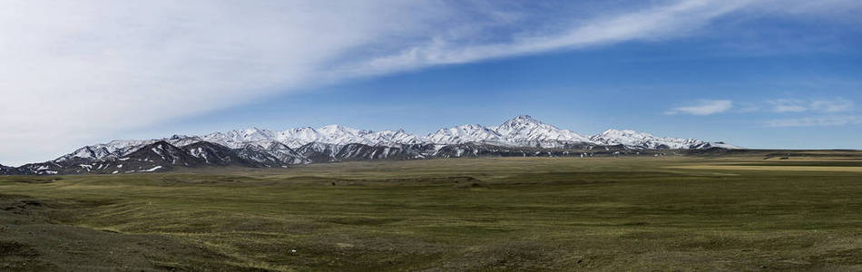 哈萨克斯坦风景中的草原和山景