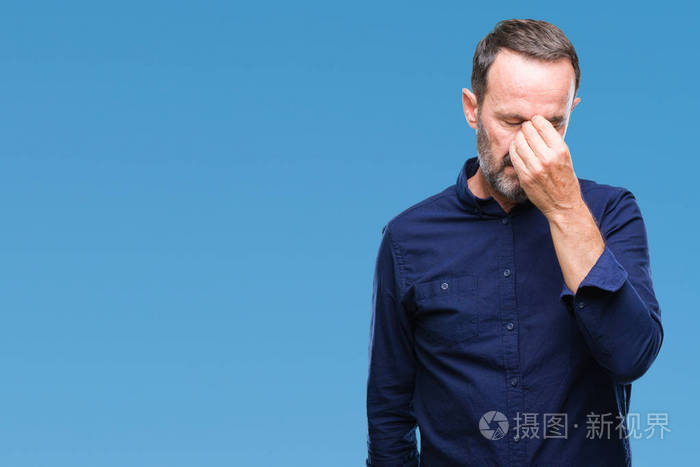 中年老人在孤立的背景下疲惫地揉着鼻子和眼睛感到疲劳和头痛压力和