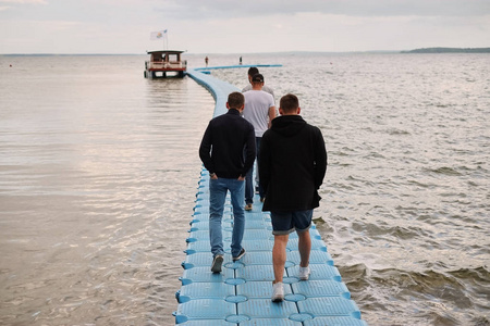 青少年男性步行在塑料码头与复制空间细节男性步行去码头