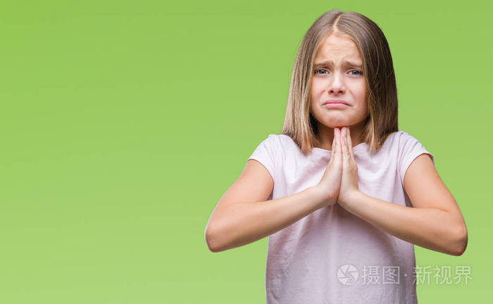 年轻漂亮的女孩在孤立的背景下乞讨和祈祷用手和希望的表情在脸上非常