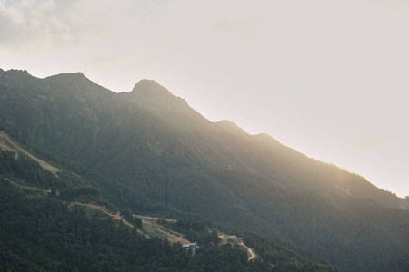 春天的山景。 度假村Krasnaya Polyana红色草地。 俄罗斯。